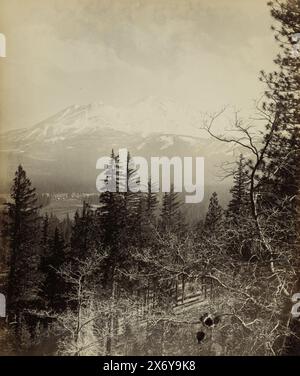 Blick auf Mount Shasta in Kalifornien, Mt. Shasta; Höhe 14.442 Fuß; und Sissons, Shasta Co... Kal. (Titel zum Objekt), Foto, Isaiah West Taber, (erwähnt zum Objekt), Californië, c. 1880 - c. 1900, Karton, Albumendruck, Höhe, 243 mm x Breite, 197 mm Stockfoto