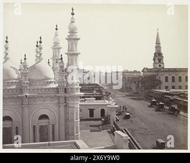 Dharamtala Straße mit der Tipu Sultan Shahi Moschee und der römisch-katholischen Kirche des Heiligen Herzens rechts, Kolkata, Westbengalen, Indien, Teil des Reisealbums mit Aufnahmen von Sehenswürdigkeiten in Indien, Deutschland, der Schweiz und Frankreich., Foto, anonym, Kalkutta, ca. 1865 - ca. 1875, fotografischer Träger, Albumendruck, Höhe, 177 mm x Breite, 227 mm Stockfoto