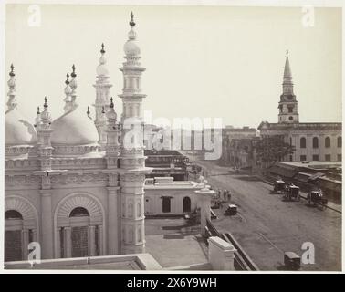 Dharamtala Straße mit der Tipu Sultan Shahi Moschee und der römisch-katholischen Kirche des Heiligen Herzens rechts, Kolkata, Westbengalen, Indien, Teil des Reisealbums mit Aufnahmen von Sehenswürdigkeiten in Indien, Deutschland, der Schweiz und Frankreich., Foto, anonym, Kalkutta, ca. 1865 - ca. 1875, fotografischer Träger, Albumendruck, Höhe, 177 mm x Breite, 227 mm Stockfoto