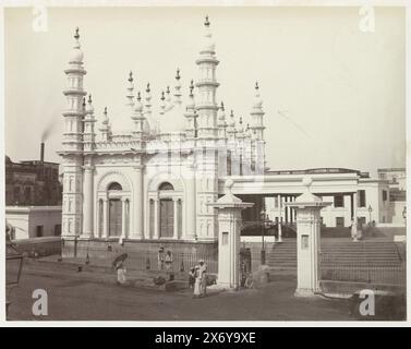 Außenseite der Tipu Sultan Shahi Moschee in Kalkutta, Westbengalen, Indien, Teil des Reisealbums mit Aufnahmen von Sehenswürdigkeiten in Indien, Deutschland, der Schweiz und Frankreich., Foto, anonym, Kalkutta, ca. 1865 - ca. 1875, fotografischer Träger, Albumendruck, Höhe, 177 mm x Breite, 226 mm Stockfoto