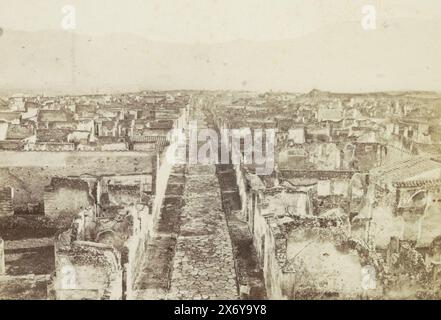 Ansicht der Überreste von Pompeji mit der Quecksilberstraße in der Mitte, Panorama di Pompei, veduta da sopra la Strada di Mercurio (Titel auf Objekt), Teil des Fotoalbums mit Aufnahmen von Ausgrabungen in Pompeji von Roberto Rive., Foto, Roberto Rive, (zugeschrieben), Pompeji, c. 1860 - c. 1900, Papier, Albumendruck, Höhe, 102 mm x Breite, 139 mm Stockfoto