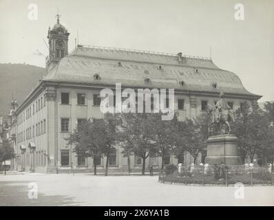 Blick auf die Universität Heidelberg mit einer Reiterstatue Kaiser Wilhelm I. im Vordergrund, Heidelberg. Universität und Kaiser-Denkmal, Teil des Fotoalbums mit Aufnahmen von Heidelberg und Schloss Heidelberg., Foto, anonym, Heidelberg, 1903, fotografischer Träger, Gelatinedruck, Höhe, 197 mm x Breite, 241 mm Stockfoto