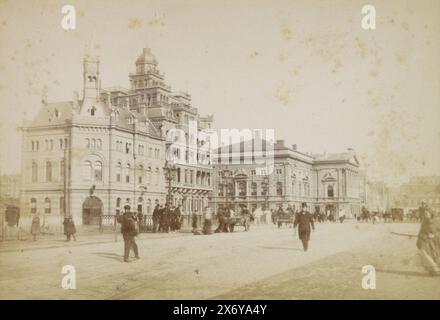 Blick auf den Leidseplein mit dem American Hotel (Américain) auf der linken Seite und dem Stadttheater Het Leidsche Plein auf der rechten Seite. Amsterdam. (Titel auf Objekt), Teil des Leporello-Albums mit 24 Fotos von Amsterdam., Foto, Andries Jager, (zugeschrieben), Amsterdam, ab 1881 - 1890, Karton, Albumendruck, Höhe, 95 mm x Breite, 135 mm Stockfoto