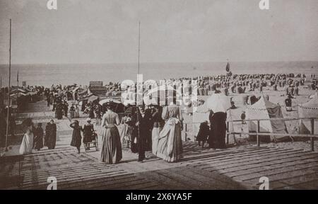 Blick auf den Strand in Scheveningen mit Badenden, Planke und Liegestühlen, Blick auf den Strand (Titel auf Objekt), Teil des Leporello-Albums mit Aufnahmen von Scheveningen., Foto, anonym, Scheveningen, ca. 1890 - ca. 1910, Karton, Kollotypie, Höhe, 95 mm x Breite, 148 mm Stockfoto