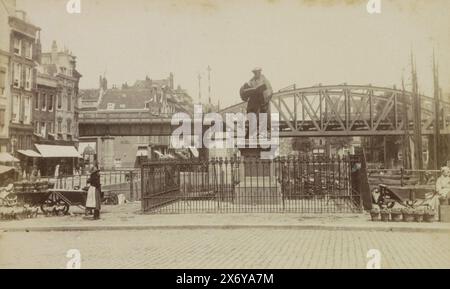 Blick auf die Statue des Erasmus auf dem Groten Markt in Rotterdam, Statue des Erasmus. Rotterdam. (Titel auf Objekt), Teil des Leporello-Albums mit Fotos von Rotterdam., Foto, Andries Jager, (zugeschrieben), Rotterdam, c. 1860 - c. 1900, Karton, Albumendruck, Höhe, 95 mm x Breite, 156 mm Stockfoto