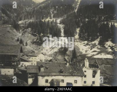 Bombardiertes Dorf in den Dolomiten, Sur la Route des Dolomites. -- UN-Dorfbombarde. (Titel auf Objekt), Teil des Fotoalbums medizinische Mission H. de Rothschild zur italienischen Front 1916., Foto, Henri de Rothschild, (zugeschrieben), Dolomieten, 1916, fotografischer Träger, Gelatinedruck, Höhe, 220 mm x Breite, 280 mm Stockfoto