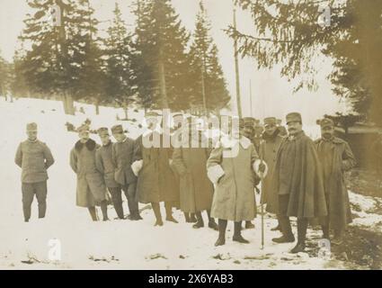 General Bobio, General Maspero und Männer am Eingang zu den Frontgraben in den Dolomiten, wahrscheinlich Italiener, Le Général Bobio und General Maspero am Eingang der ersten Tranche. -- Le General Bobio à gauche, le General Maspero à droite. (Titel auf Objekt), auf dem Foto vorne links Bobio, rechts Maspero. Teil des Fotoalbums medizinische Mission H. de Rothschild zur italienischen Front 1916., Foto, Henri de Rothschild, (zugeschrieben), Dolomieten, 1916, fotografischer Träger, Gelatinedruck, Höhe, 220 mm x Breite, 280 mm Stockfoto