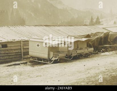 Kaserne mit geparkten Krankenwagen Schlitten, einer hat ein rotes Kreuz, Garage d'Ambulance traîneau. (Titel auf Objekt), Teil des Fotoalbums medizinische Mission H. de Rothschild zur italienischen Front 1916., Foto, Henri de Rothschild, (zugeschrieben), Dolomieten, 1916, fotografischer Träger, Gelatinedruck, Höhe, 215 mm x Breite, 275 mm Stockfoto