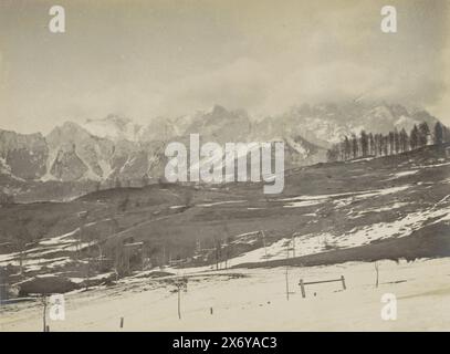 Blick auf den Monte Cristallo in der Nähe von Cortina d'Ampezzo in den Dolomiten, Le Mont Cristallo autour de Cortina. (Titel auf Objekt), Teil des Fotoalbums medizinische Mission H. de Rothschild zur italienischen Front 1916., Foto, Henri de Rothschild, (zugeschrieben), Dolomieten, 1916, fotografischer Träger, Gelatinedruck, Höhe, 220 mm x Breite, 280 mm Stockfoto