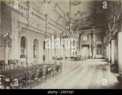 Inneres des Monte Carlo Casino: the Salle de Trente et Quarante, Casino de Monte-Carlo.- La Salle de Trente et Quarante., Teil des Reisealbums mit Fotos von Sehenswürdigkeiten in Italien und Frankreich., Foto, Etienne Neurdein, Monaco, ca. 1870 - ca. 1900, Papier, Albumendruck, Höhe, 207 mm x Breite, 275 mm Stockfoto