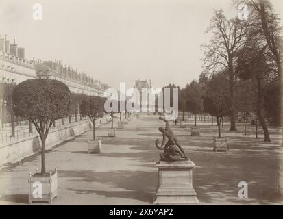 Jardin des Tuileries in Paris mit Topfbäumen und einer Statue in Richtung Louvre, PARIS. Le Jardin des Tuileries. (Titel auf Objekt), Teil des Reisealbums mit Fotos von Sehenswürdigkeiten in Belgien und Frankreich., Foto, X-Foto., Jardin des Tuileries, ca. 1880 - ca. 1900, Papier, Albumendruck, Höhe, 206 mm x Breite, 271 mm Stockfoto