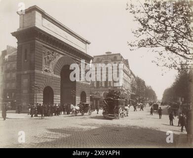 Porte Saint-Martin in Paris mit dem Boulevard Saint-Martin auf der rechten Seite, PARIS La Porte St Martin (Titel auf dem Objekt), Teil des Reisealbums mit Fotos von Sehenswürdigkeiten in Belgien und Frankreich., Foto, X-Foto, Paris, ca. 1880 - ca. 1900, Papier, Albumendruck, Höhe, 210 mm x Breite, 265 mm Stockfoto