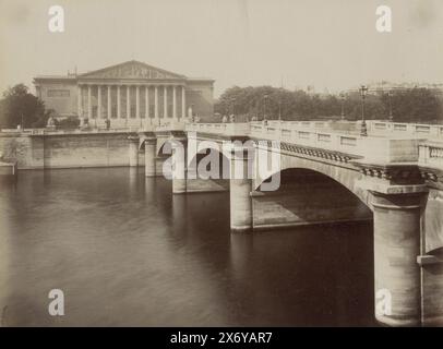 Repräsentantenhaus in Paris mit der Pont de la Concorde im Vordergrund, PARIS Le Pont de la Concorde et la Chambre des Députés (Titel zum Objekt), Teil des Reisealbums mit Fotos von Sehenswürdigkeiten in Belgien und Frankreich., Foto, Etienne Neurdein, Paris, um 1880 - c. 1900, Papier, Albumendruck, Höhe, 207 mm x Breite, 267 mm Stockfoto