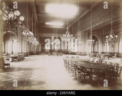 Innenraum der Salle Mauresque im Kasino Monte Carlo, Monte-Carlo - Salle Moresque - Tables de jeu (Titel über Objekt), Teil des Reisealbums mit Fotos von Sehenswürdigkeiten in Belgien und Frankreich., Foto, anonym, Monaco, ca. 1880 - ca. 1900, Papier, Albumendruck, Höhe, 209 mm x Breite, 270 mm Stockfoto