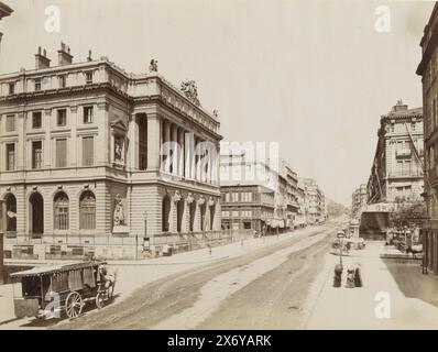 La Canebière in Marseille mit dem Palais de la Bourse und einer Pferdekutsche links, Teil des Reisealbums mit Fotos von Sehenswürdigkeiten in Belgien und Frankreich., Foto, anonym, Marseille, ca. 1880 - ca. 1900, Papier, Albumendruck, Höhe, 209 mm x Breite, 275 mm Stockfoto