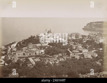 Blick auf Monte Carlo mit dem Casino in der Mitte, MONTE CARLO vue générale (Titel auf Objekt), Teil des Reisealbums mit Fotos von Sehenswürdigkeiten in Belgien und Frankreich., Foto, anonym, Monaco, ca. 1880 - ca. 1900, Papier, Albumendruck, Höhe, 208 mm x Breite, 269 mm Stockfoto