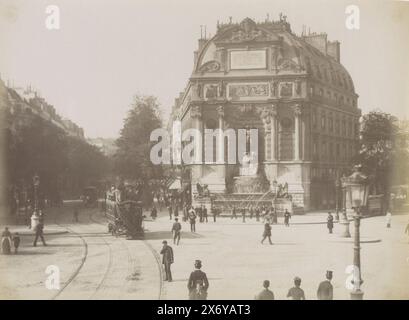 Fontaine Saint-Michel in Paris mit Straßenbahn und Passanten, PARIS. La Fontaine Saint Michel (Titel zum Objekt), Teil des Reisealbums mit Fotos von Sehenswürdigkeiten in Belgien und Frankreich., Fotografie, Etienne Neurdein, Paris, ca. 1880 - ca. 1900, Papier, Albumendruck, Höhe, 210 mm x Breite, 277 mm Stockfoto