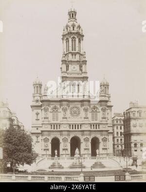 Äußere der Eglise de la Sainte-Trinité in Paris, PARIS. L'Eglise de la Trinité (Titel zum Objekt), Teil des Reisealbums mit Fotos von Sehenswürdigkeiten in Belgien und Frankreich., Fotografie, Etienne Neurdein, Paris, um 1880 - um 1900, Papier, Albumendruck, Höhe, 271 mm x Breite, 209 mm Stockfoto