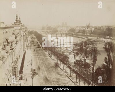 Blick auf die seine, vom Louvre aus gesehen, PARIS Panorama sur la seine, vue Prize du Louvre. (Titel auf Objekt), Teil des Reisealbums mit Fotos von Sehenswürdigkeiten in Belgien und Frankreich., Foto, X-Foto, Paris, ca. 1880 - ca. 1900, Papier, Albumendruck, Höhe, 210 mm x Breite, 274 mm Stockfoto