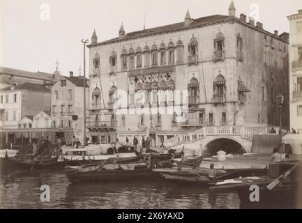 Hotel Royal Danieli im Palazzo Dandolo und Boote auf der Riva degli Schiavoni in Venedig, Venezia Riva degli Schiavoni (Titel über Objekt), Teil des Reisealbums mit Fotos von Sehenswürdigkeiten in Genua, Florenz und Venedig., Foto, Carlo Naya, Venedig, c. 1870 - c. 1890, Papier, Albumendruck, Höhe, 183 mm x Breite, 237 mm Stockfoto