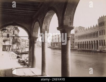 Blick auf den Fondaco dei Turchi von der anderen Seite des Canal Grande in Venedig, Venezia Fondaco dei Turchi (Titel auf Objekt), Teil des Reisealbums mit Fotos von Sehenswürdigkeiten in Genua, Florenz und Venedig., Foto, anonym, Venedig, c. 1870 - c. 1890, Papier, Albumendruck, Höhe, 184 mm x Breite, 237 mm Stockfoto