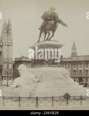 Reiterstatue von König Viktor Emanuel II. Auf dem Domplatz in Mailand, MAILAND - Monumento a Vittorio Emanuele II.; Scultore Ercole Rosa (Titel über Objekt), Teil des Reisealbums mit Fotos von Sehenswürdigkeiten in Italien, der Schweiz und Niederländisch-Indien., Foto, Brogi, Milaan, ca. 1880 - ca. 1900, Papier, Albumendruck, Höhe, 247 mm x Breite, 202 mm Stockfoto