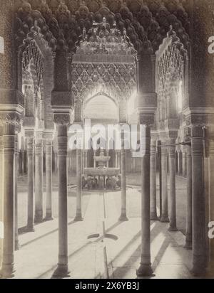 Hof der Löwen mit Löwenbrunnen in der Alhambra von Granada, GRANADA. El Patio de los Leones en la Alhambra. (Titel auf Objekt), Teil des Reisealbums mit Fotos von Sehenswürdigkeiten in Spanien und Marokko., Foto, Juan Laurent, Alhambra, ca. 1857 - ca. 1880, Karton, Albumendruck, Höhe, 338 mm x Breite, 253 mm Stockfoto