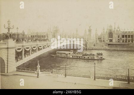 Blick auf die Pont Alexandre-III und die Esplanade des Invalides in Paris, Le Pont Alexandre III & l'Esplanade des Invalides (Titel über Objekt), Teil des Fotoalbums mit Aufnahmen der Weltausstellung 1900 in Paris., Foto, Neurdein Frères, Paris, 1900, Karton, Albumendruck, Höhe, 176 mm x Breite, 243 mm Stockfoto