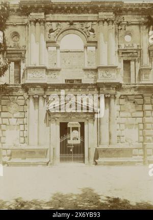 Fassade des Palastes Karls V. in der Alhambra, Fachada del Palacio de Carlos V (Titel auf Objekt), Teil des Reisealbums mit Aufnahmen der Alhambra in Granada., Foto, F. Linares, (erwähnt auf Objekt), Herausgeber: F. Linares, (erwähnt auf dem Objekt), Alhambra, Verlag: Granada, ca. 1860 - ca. 1900, fotografischer Träger, Höhe, 173 mm x Breite, 125 mm Stockfoto