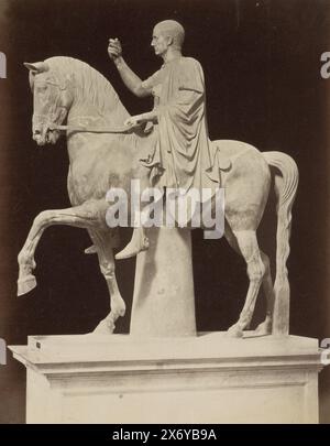 Reiterstatue von Marcus Nonius Balbus im Museo Nazionale in Neapel, Neapel. Museo Nazionale. - Marco Nonio Balbo, Senior (Ercolano). (Titel auf Objekt), Teil des Reisealbums mit Fotos von Sehenswürdigkeiten in Italien und Südfrankreich., Foto, anonym, Neapel, ca. 1870 - ca. 1900, Papier, Albumendruck, Höhe, 251 mm x Breite, 196 mm Stockfoto