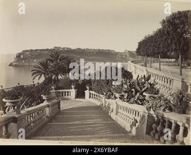 Blick auf die Terrassen von Monaco, Monte-Carlo. - Les terrasses (Titel über Objekt), Teil des Reisealbums mit Fotos von Sehenswürdigkeiten in Italien und Südfrankreich., Foto, Jean Gilletta, Monaco, ca. 1870 - ca. 1900, Papier, Albumendruck, Höhe, 208 mm x Breite, 274 mm Stockfoto