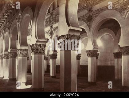 Innenraum des Santa María la Blanca in Toledo, Spanien, Toledo, vista Interior de Sta. Maria la Blanca, antigua sinagoga (Titel auf Objekt), dieses Foto ist Teil eines Albums., Foto, Juan Laurent, (zugeschrieben), Toledo, 1856 - 1883, Papier, Albumendruck, Höhe, 248 mm x Breite, 334 mm Stockfoto