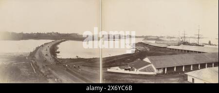 Blick auf die Gebäude, Kais und die Umgebung der Tanjong Pagar Dock Co. Ltd. In Singapur, Panorama aus fünf Blättern aus dem Haus des Verwalters der Kai (Titel auf Objekt), Panorama bestehend aus fünf Drucken. Teil des Fotoalbums der Tanjong Pagar Dock Co. Ltd. In Singapur., photograph, G.R. Lambert & Co., (zugeschrieben), Singapur, ca. 1890 - in oder vor 1905, fotografischer Träger, Albumendruck, Höhe, 265 mm x Breite, 314 mm, Höhe, 266 mm x Breite, 368 mm, Höhe ca. 267 mm x Breite ca. 1715 mm Stockfoto