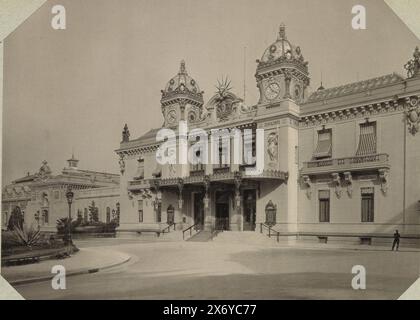 Außenseite des Monte Carlo Kasinos, Monte Carlo, le Casino (Titel auf Objekt), Teil des Albums eines französischen Amateurs mit Fotos von Frankreich, Algerien, Palmyra, der Weltausstellung 1900 und von berühmten Franzosen., Foto, Schroeder & Cie., Monaco, ca. 1890 - ca. 1900, Papier, Kollotype, Höhe, 205 mm x Breite, 267 mm Stockfoto