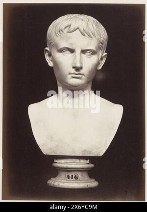 Büste des jungen Kaisers Augustus, junger Augustus, Vatikan (Titel auf Objekt), Teil des Fotoalbums mit Aufnahmen von Sehenswürdigkeiten und Kunstwerken in Rom., Fotografie, anonym, Vaticaanstad, ca. 1860 - ca. 1900, fotografischer Träger, Albumendruck, Höhe, 248 mm x Breite, 180 mm Stockfoto