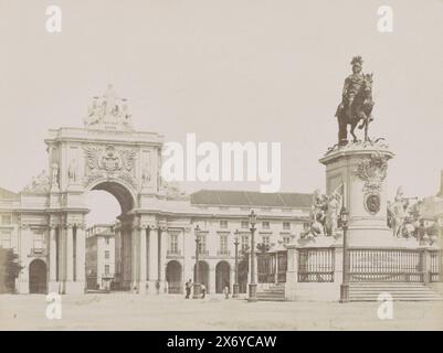 Prac do Comércio in Lissabon mit der Statue des Königs Joseph I. von Portugal rechts und dem Arco da Rua Augusta, Placa de Commercio (Titel auf Objekt) links, Teil des Reisealbums mit Fotos von Südafrika, Madeira, Portugal, Frankreich und Deutschland., Foto, Anonym, Prac do Comércio, ca. 1880 - ca. 1900, fotografischer Träger, Albumendruck, Höhe, 216 mm x Breite, 276 mm Stockfoto