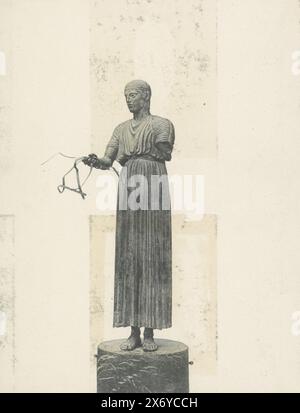 Statue des Wagenwagens von Delphi, wahrscheinlich in einem griechischen Museum, Teil des Reisealbums mit Fotos von Sehenswürdigkeiten in Griechenland und Ägypten., Foto, anonym, Griekenland, um 1903 - in oder vor 1905, Papier, Kollotype, Höhe, 290 mm x Breite, 220 mm Stockfoto