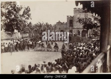 Tanz zu Ehren des verstorbenen Königs Bell vor seinem neuen Haus im Bau in Kamerun, Teil des Fotoalbums mit Aufnahmen von Kamerun um 1899., Foto, anonym, Kameroen, 1897, Fototräger, Albumendruck, Höhe, 132 mm x Breite, 201 mm Stockfoto