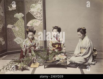 Drei japanische Frauen arrangieren Blumen, Blume am Leben erhalten durch Einsetzen in Wasser (Titel auf Objekt), Teil des Albums mit 69 Fotos von einer Reise durch Japan., Foto, anonym, Japan, 1890 - 1894, Karton, Albumendruck, Höhe, 204 mm x Breite, 270 mm Stockfoto