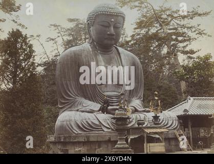 Daibutsu („großer Buddha“), Bronzestatue im Kotoku-in-Tempel in Kamakura, Daidutsu Bronzebild Kamakura (Titel auf Objekt), Teil des Albums mit 69 Fotos von einer Reise durch Japan., Foto, Kusakabe Kimbei, (zugeschrieben Werkstatt von), Kamakura, 1890 - 1894, Karton, Albumendruck, Höhe, 198 mm x Breite, 262 mm Stockfoto