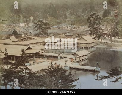 Itsukushima-Schrein auf Miyajima, von oben gesehen, Miyajima, Aki. (Titel auf Objekt), Teil des Fotoalbums mit 50 Fotos von Sehenswürdigkeiten in Japan., Foto, anonym, Miyajima, ca. 1870 - ca. 1900, Papier, Albumendruck, Höhe, 205 mm x Breite, 268 mm Stockfoto