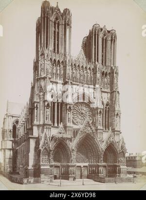 Westfassade der Kathedrale von Reims, Reims. Cathédrale, Fassade prinzipale ouest (Titel auf Objekt), Teil des Fotoalbums mit Aufnahmen von Monumenten in Frankreich., Foto, Séraphin-Médéric Mieusement, (auf Objekt erwähnt), Reims, c. 1880 - c. 1900, fotografischer Träger, Albumendruck, Höhe, 373 mm x Breite, 278 mm Stockfoto