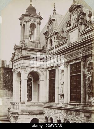 Teil der Außenfassade des Rathauses von La Rochelle, La Rochelle, Hôtel de Ville (Titel auf Objekt), Teil des Fotoalbums mit Aufnahmen von Denkmälern in Frankreich., Foto, Séraphin-Médéric Mieusement, (auf Objekt erwähnt), La Rochelle, c. 1880 - c. 1900, fotografischer Träger, Albumendruck, Höhe, 355 mm x Breite, 254 mm Stockfoto