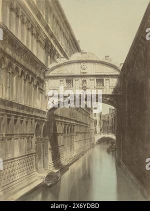 Blick auf die Seufzerbrücke von der Riva degli Schiavoni, Teil eines Reisealbums mit Aufnahmen von Kunstwerken, Menschen und Sehenswürdigkeiten in Spanien., Foto, anonym, Venedig, ca. 1870 - ca. 1875, fotografischer Träger, Albumendruck, Höhe, 364 mm x Breite, 272 mm Stockfoto