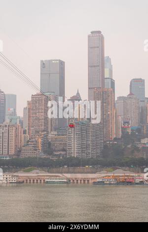 25. JANUAR 2021, CHONGQING, CHINA: Blick von der Seilbahn über den Fluss Yangtze in Chongqing, Chongqing, China, Kopierraum für Text Stockfoto