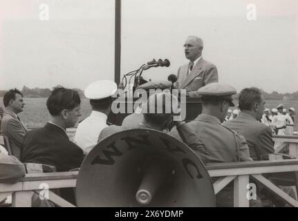 Präsident Truman während einer Rede in New York, Gouverneur Thomas Dewey im Publikum, Truman spricht, Dewey hört (Titel auf Objekt), Nachrichtenfoto, anonym, Herausgeber: International News Photos, (erwähnt auf Objekt), New York, Verlag: United States of America, 1948, baryta Papier, Gelatinefarbe, Höhe, 128 mm x Breite, 177 mm Stockfoto