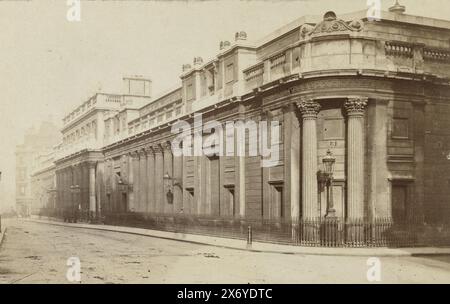 Bank of England Gebäude an der Threadneedle Street in London, The Bank (Titel auf Objekt), London (Titel auf Objekt), Foto, Francis Godolphin Osbourne Stuart, (erwähnt auf Objekt), London, 1870 - 1881, Papier, Albumendruck, Höhe, 110 mm x Breite, 167 mm, Höhe, 341 mm x Breite, 243 mm Stockfoto