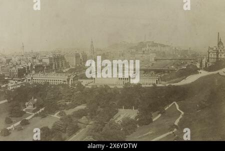 Blick auf Edinburgh von Edinburgh Castle, in der Ferne das Scott Monument, Edinburgh, vom Castle (Titel auf Objekt), Foto, George Washington Wilson, (auf Objekt erwähnt), Edinburgh, c. 1860 - c. 1880, Papier, Albumendruck, Höhe, 138 mm x Breite, 206 mm, Höhe, 242 mm x Breite, 317 mm Stockfoto
