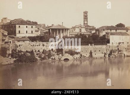 Verbindung der Cloaca Maxima zum Tiber in Rom, Italien, Cloaca Massima (Titel auf Objekt), Roma (Titel auf Objekt), Fotografie, anonym, Rom, 1851 - 1900, Karton, Albumendruck, Höhe, 187 mm x Breite, 264 mm Stockfoto