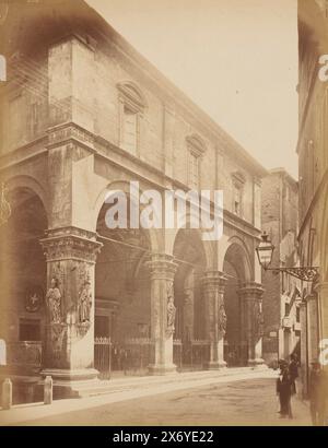 Loggia della Mercanzia in Siena, Italien, Loggia dei Nobili da Sano di Matteo 1487 (Titel über Objekt), Siena (Titel über Objekt), Foto, Paolo Lombardi, (über Objekt erwähnt), Siena, 1862 - 1873, Karton, Albumendruck, Höhe, 259 mm x Breite, 201 mm, Höhe, 268 mm x Breite, 205 mm Stockfoto